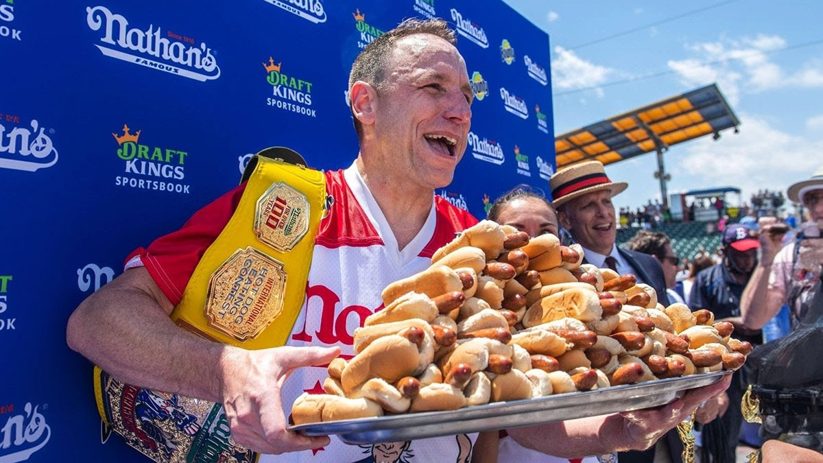 10 dakikada yediği sosisli sandviç sayısı şaşkına çevirdi! Hardal Kemeri'nin yeni sahibi oldu