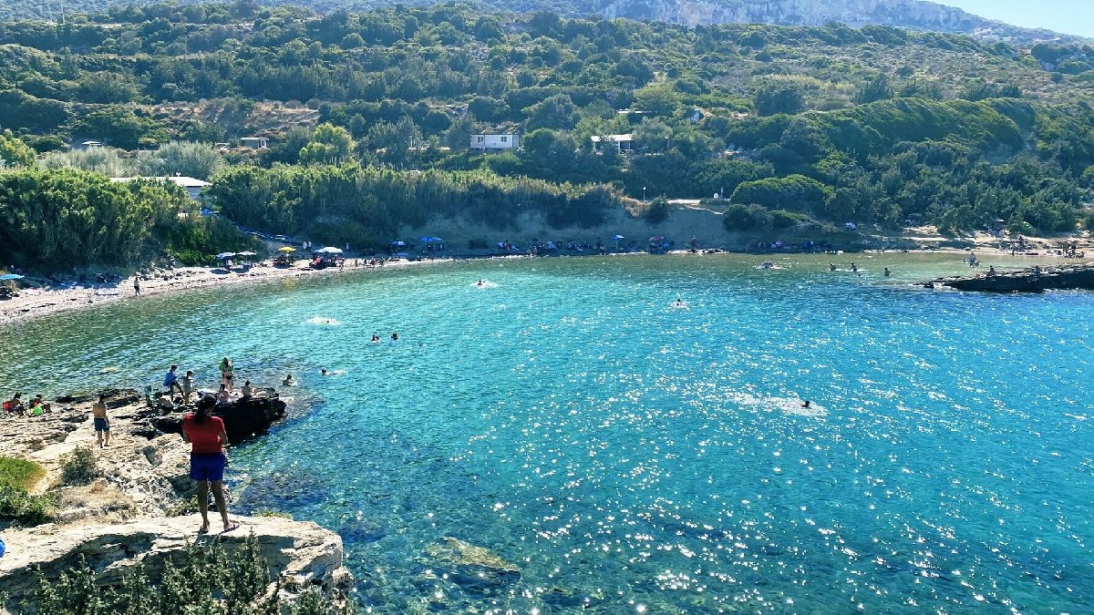 İzmir’e 1.5 saat mesafede yer alıyor, deniziyle herkesi büyülüyor! Arabasına atlayan soluğu burada alacak