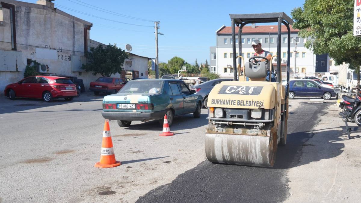 Burhaniye Sanayi Sitesi'nde asfalt yama çalışmaları başladı
