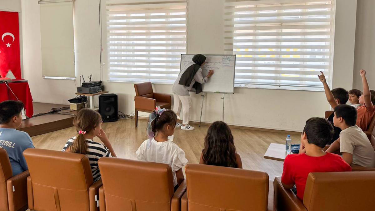 Başkan Yetişkin'den çocuklara tatil hediyesi