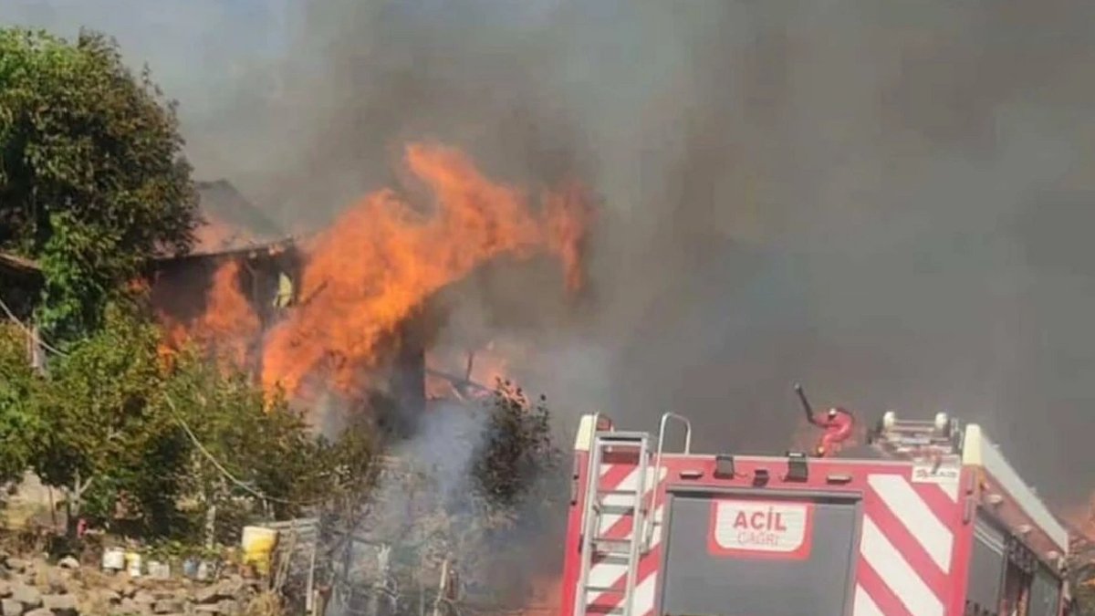 Ankara'da yangın: Ağaçlık alandan evlere sıçradı