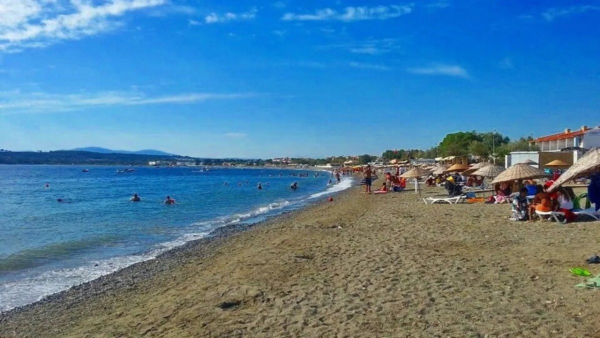 İzmir'de toplu taşıma ile gidilebilen güzelliği: Akarca Plajı: Aileleri sevindiriyor! Hem ucuz hem masmavi!