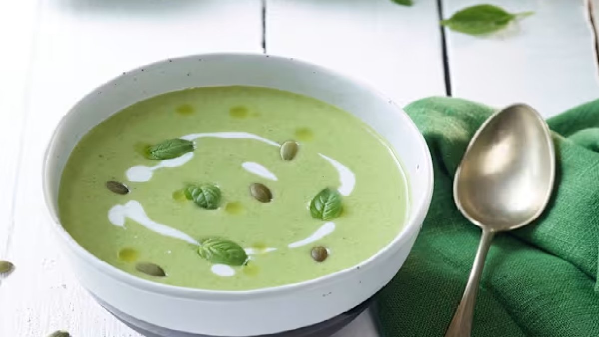 Klasik çorbalardan çok farklı! Evde kabak ve süt varsa hemen deneyin