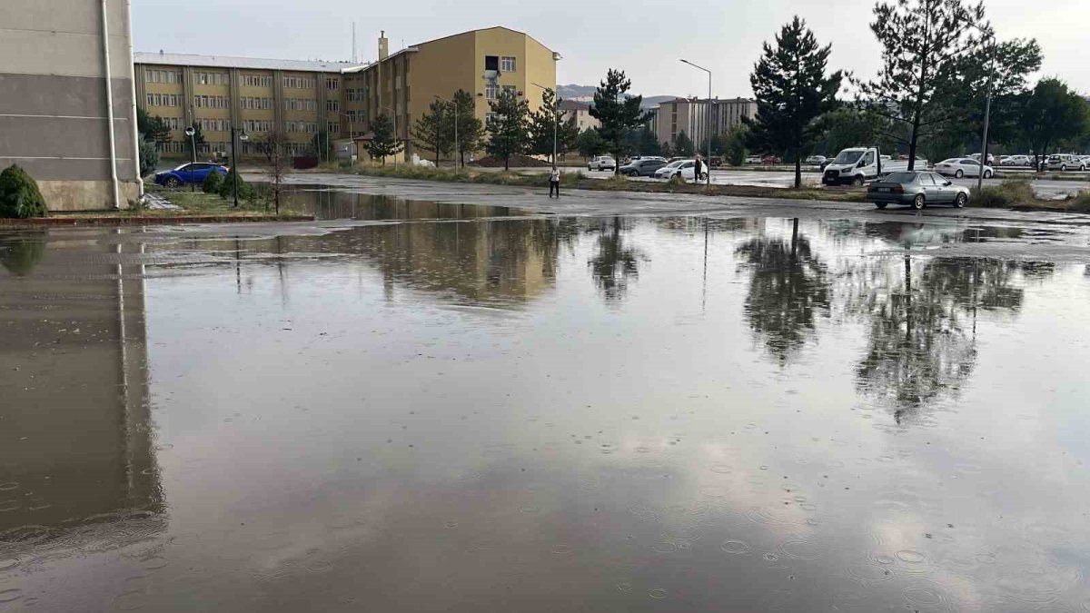 O ilimize meteorolojik şok! Sabah çöl akşam sel: 40 dereceyi aşan sıcaklar, bir anda sel ve fırtınaya döndü!