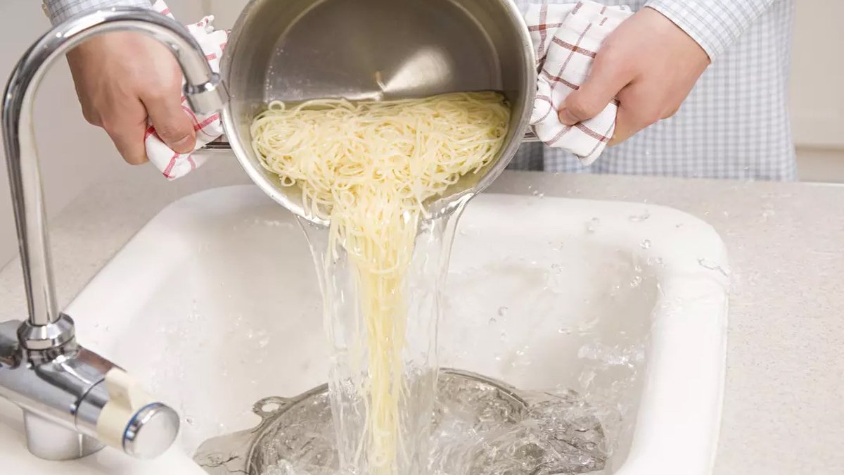 Bunca yıl boşa gitti: Makarna suyunu lavaboya dökmeyin! Makarna suyu hakkında duyduklarınıza inanamayacaksınız!