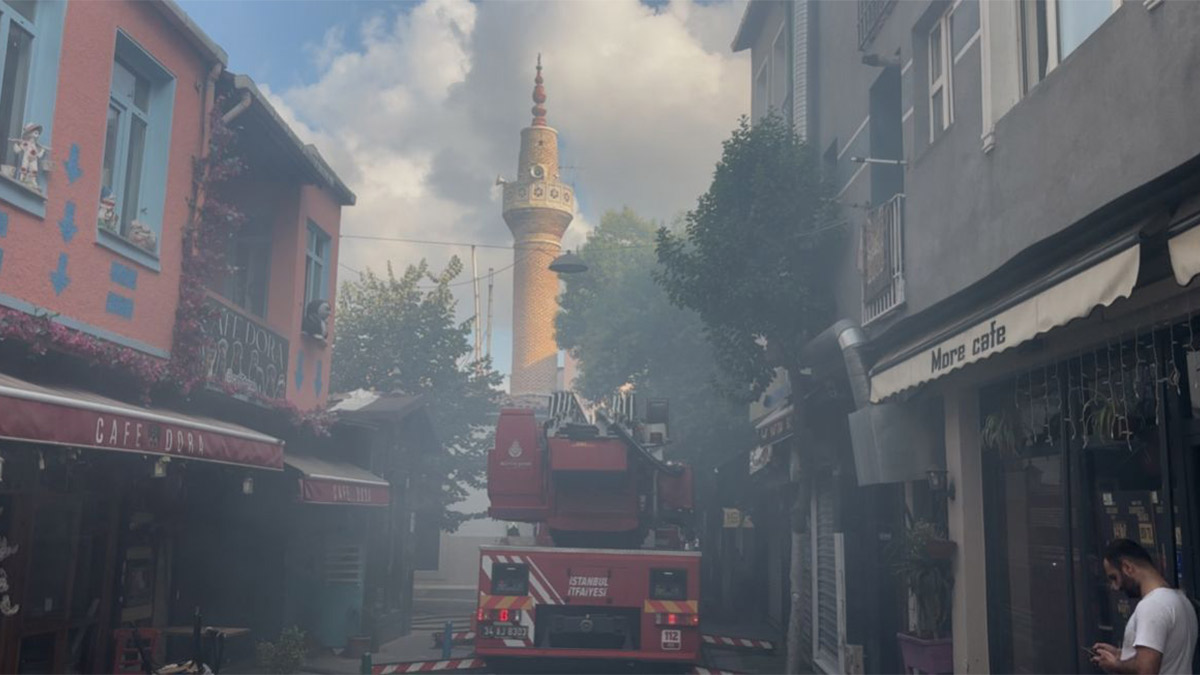 Fatih'te yangın paniği: Tarihi hamam zarar gördü