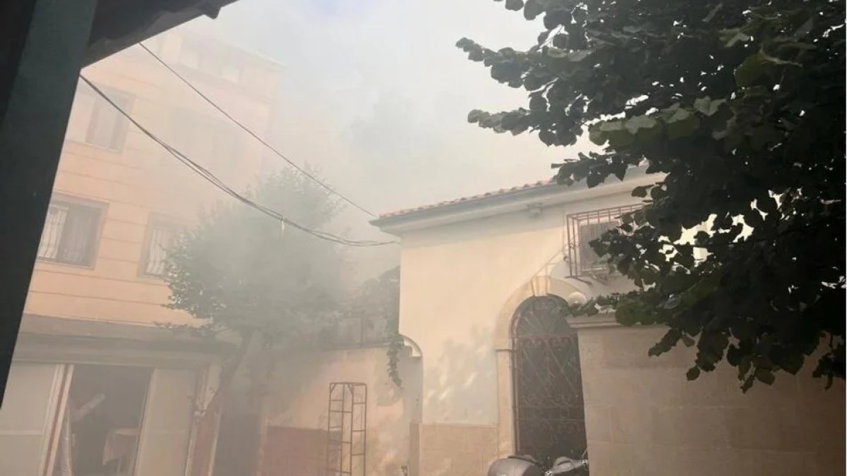 Fatih'te tarihi Tahta Minare Hamamı'nda yangın paniği