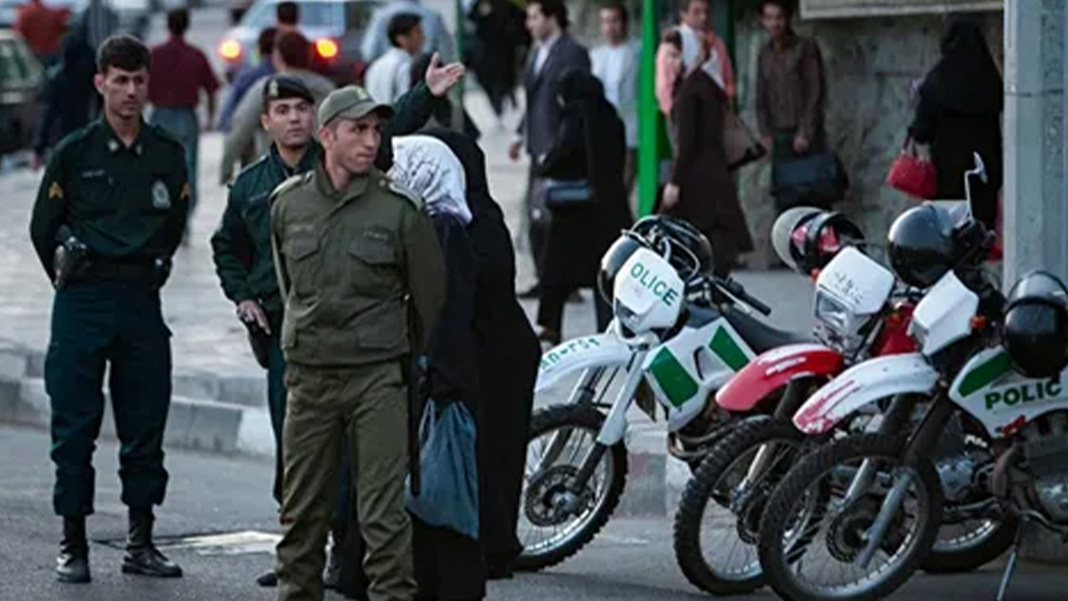 İran'da başsavcı bıçaklı saldırıda yaralandı