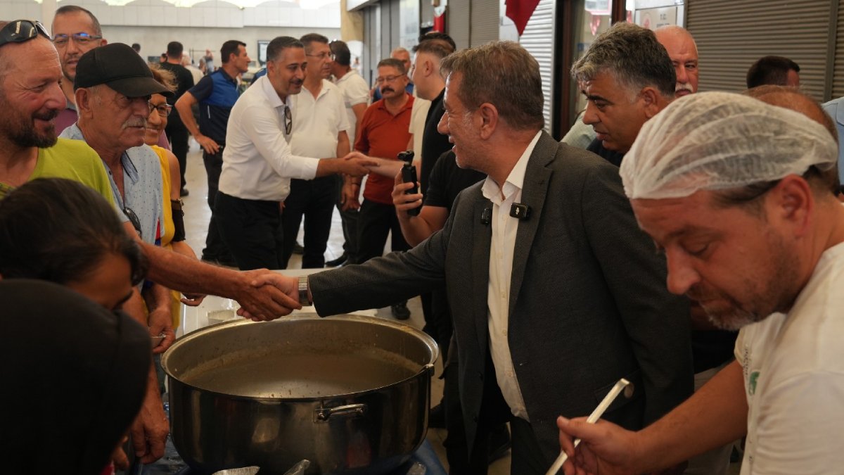 Başkan Yetişkin Cuma Pazarı’nda vatandaşlarla buluştu