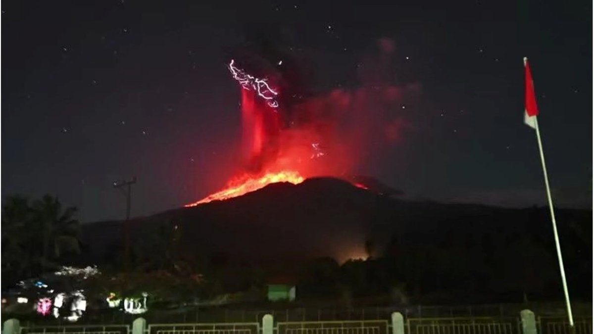 Endonezya'da 'İkiz Volkan' patladı: Kül bulutu 10 kilometreye ulaştı