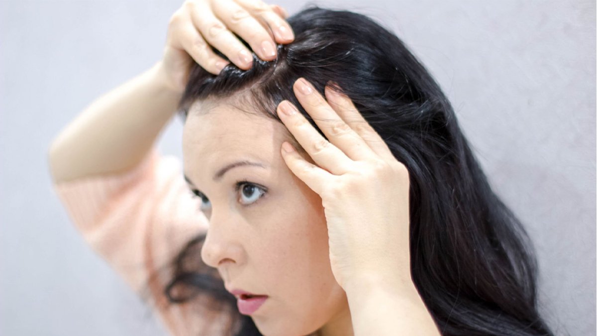 Saç boyaları tarih oluyor: Beyazlardan kurtulmak için evinizdeki o iki mucizevi malzeme yeterli!