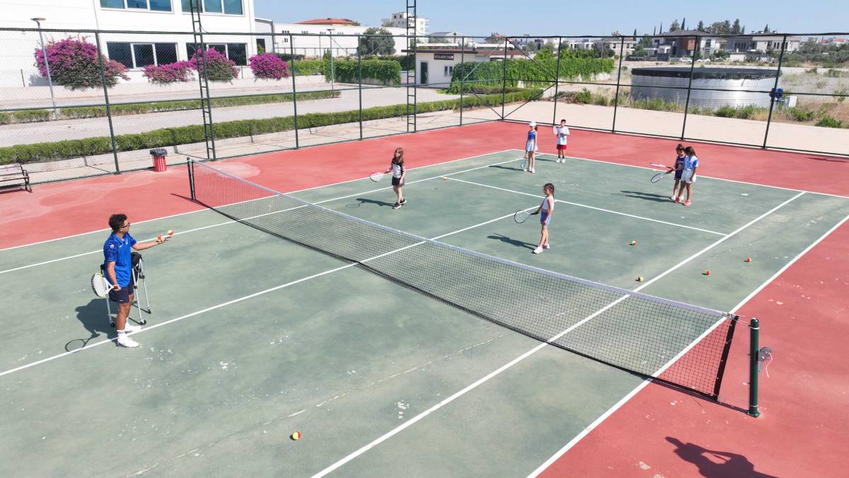 Büyükşehir Belediyesi Döşemealtı’nda yeni tenis kursu açtı