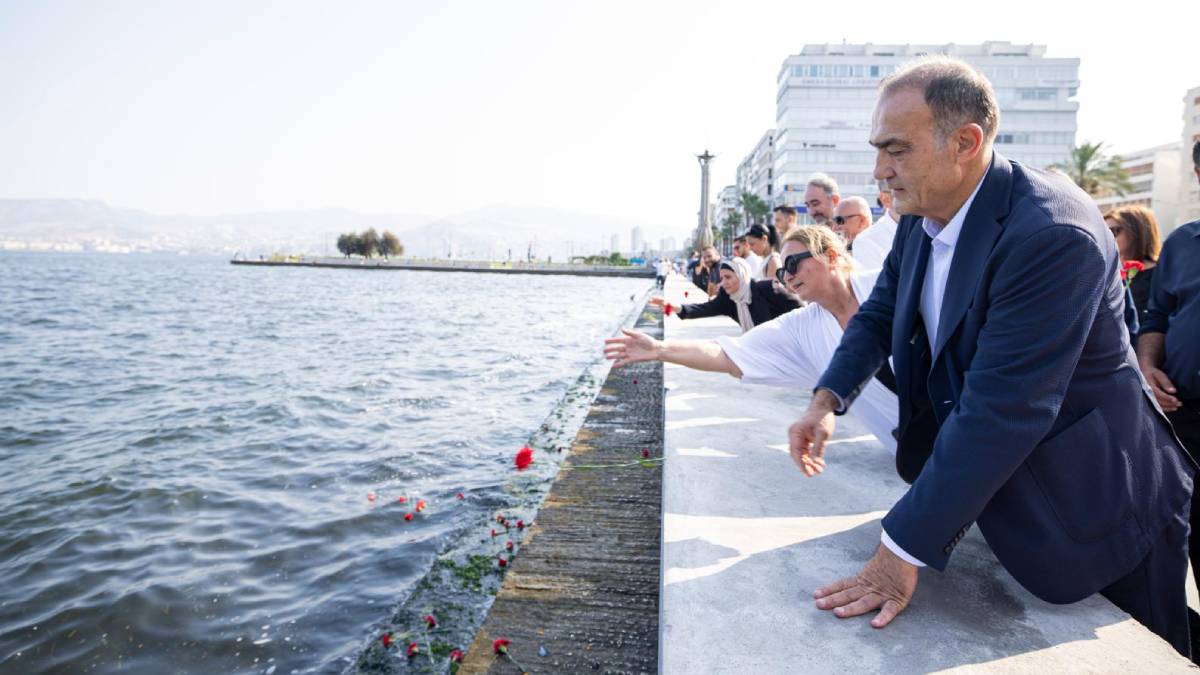 81 yıl önce katledilen Romanlar anısına İzmir Körfezi’ne kırmızı karanfil bırakıldı
