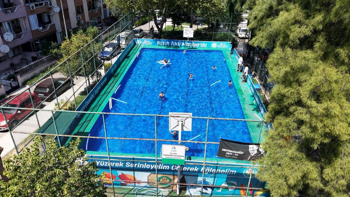 Manisa’da çocuklar Büyükşehir’in portatif havuzlarında serinliyor