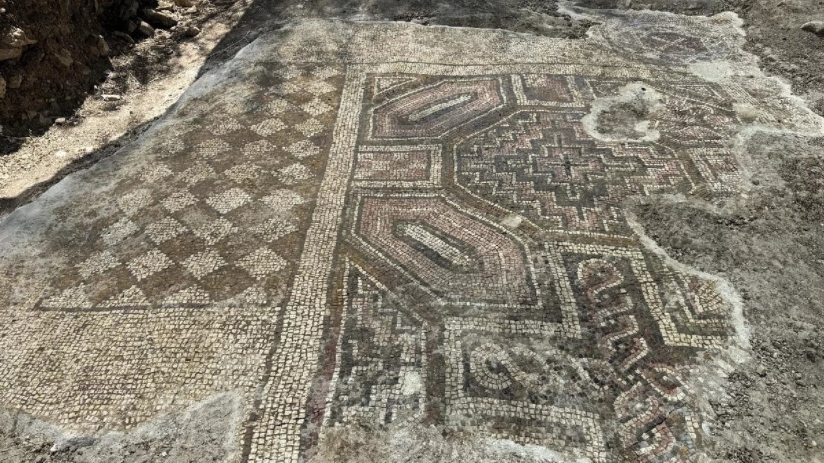 Diyarbakır'da mezar kazısında 35 metrekarelik tarihi mozaik keşfi