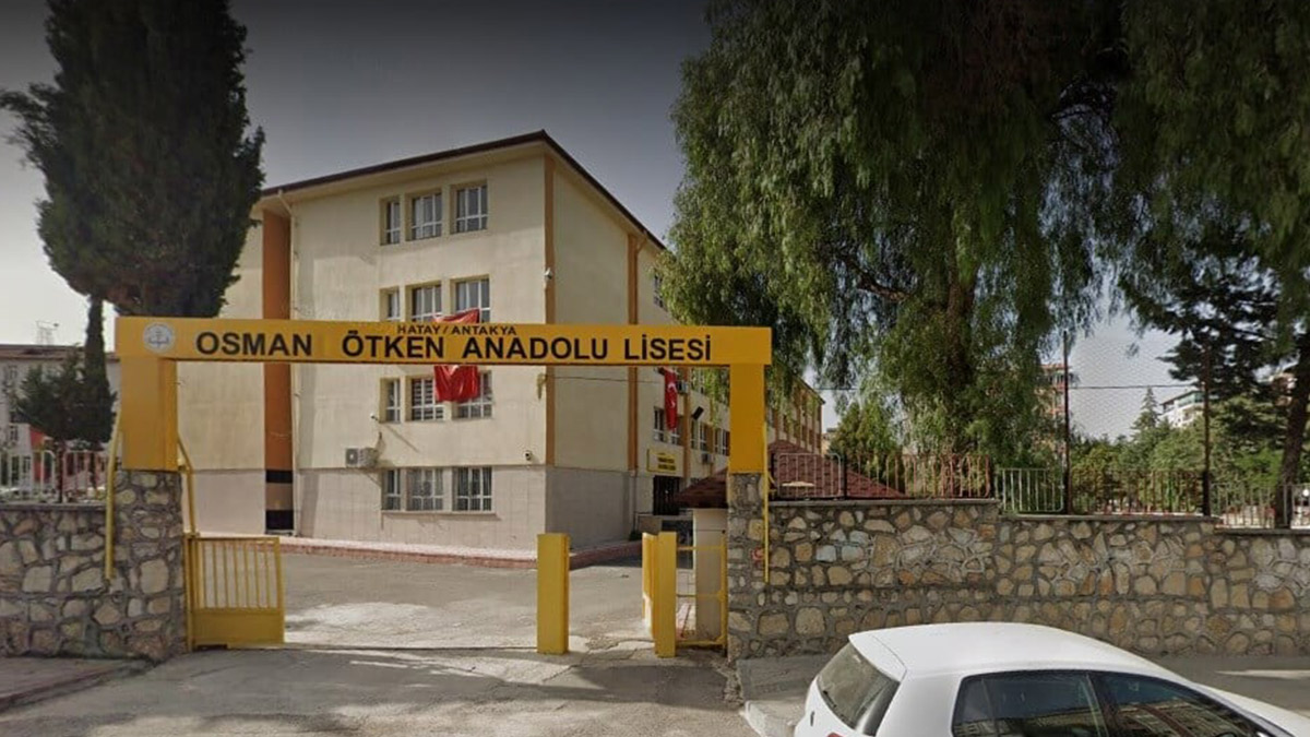 Lise öğrencilerinin afiş protestosuna disiplin cezası