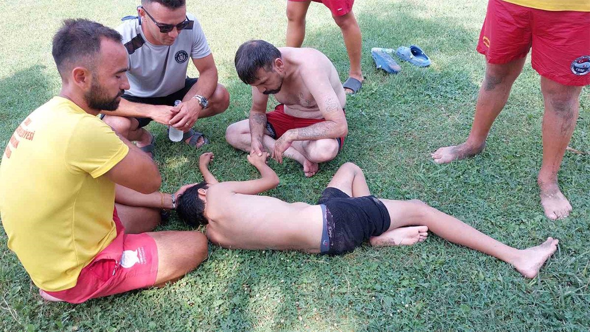 Samsun'da korkutan olay! Boğulma tehlikesi geçiren oğlunu son anda kurtardı