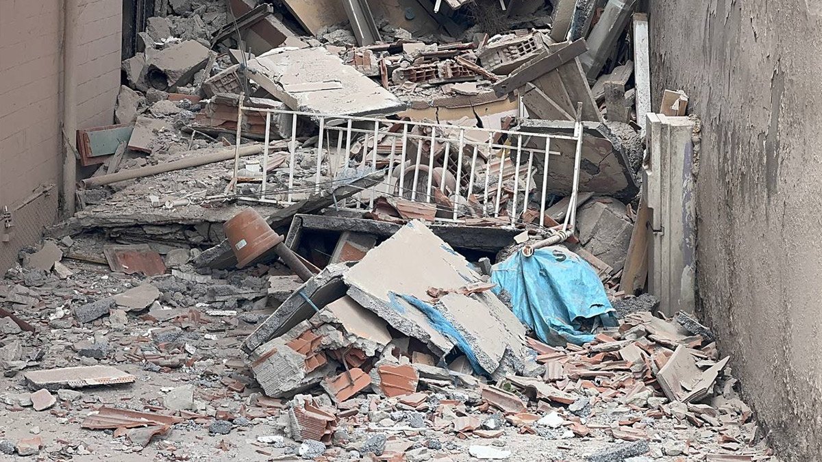 Küçükçekmece'de kentsel dönüşüm için boşaltılan apartman yıkım sırasında çöktü