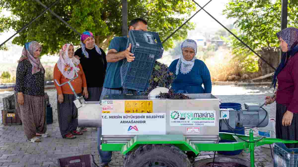 Tarsus Sucular Mahallesi’ne üzüm sıkma makinesi teslim edildi