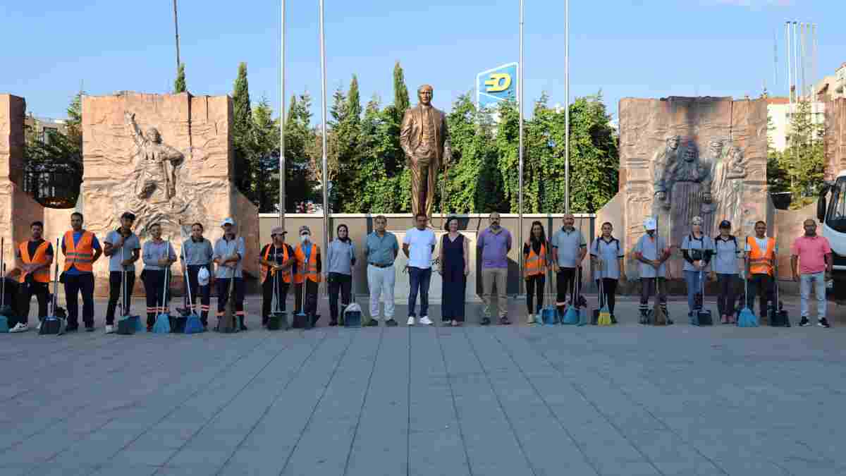 Karabağlar’da temizlik çalışmaları hız kesmeden devam ediyor