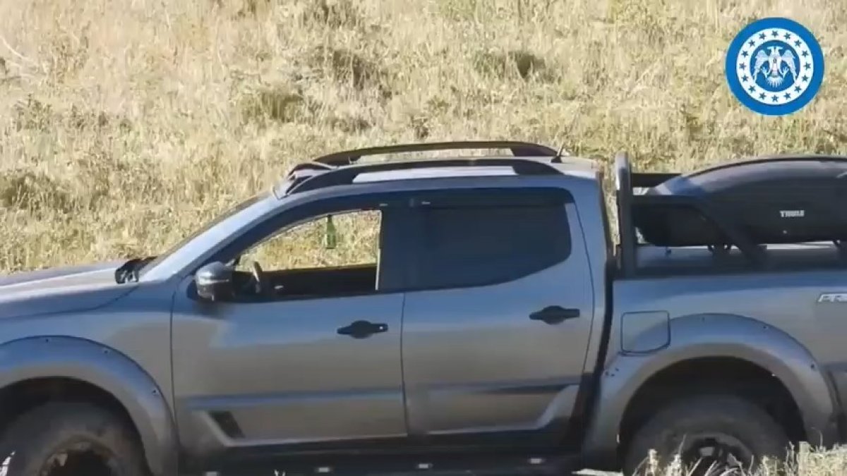 Türk PÖH'Ten nefes kesen atış! Dünyanın konuştuğu keskin nişancı, mermiyi arabanın içinden geçirip hedefi vurdu