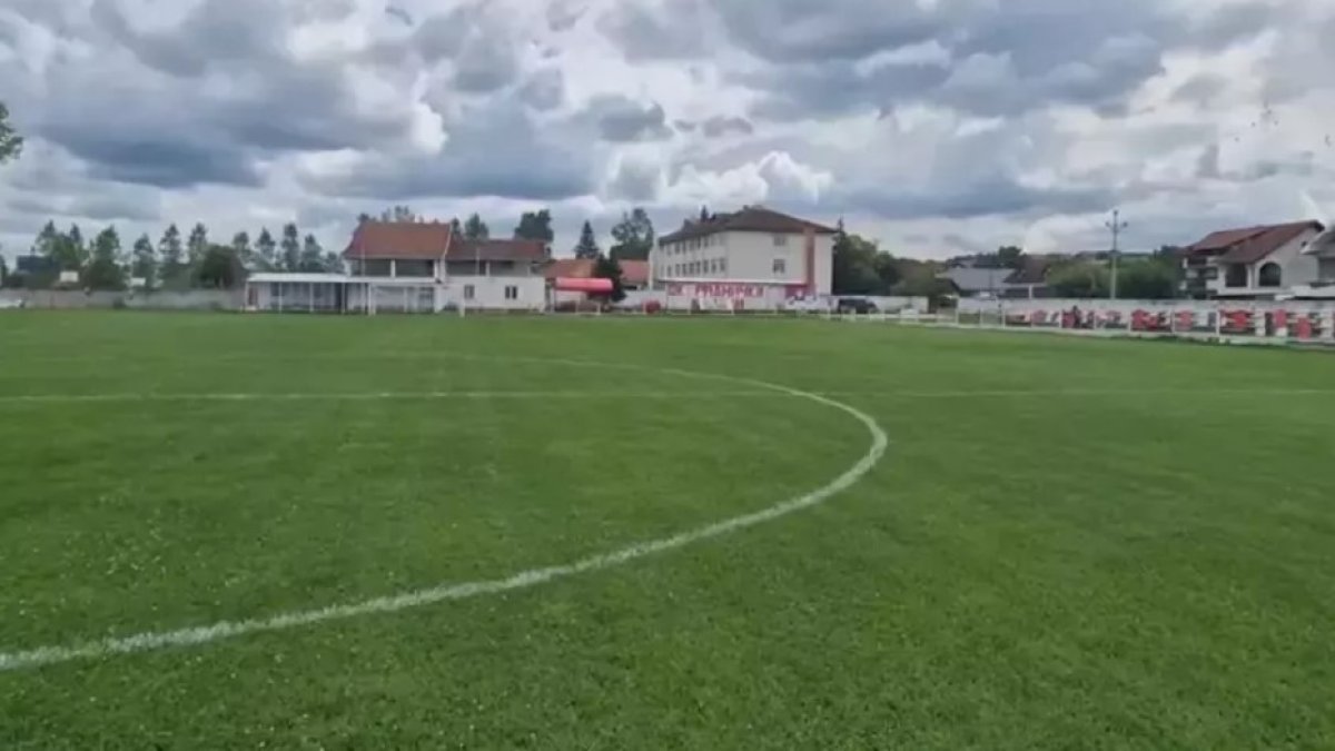 Sırbistan'da sahaya yıldırım düştü: 2 futbolcu yaralandı, biri ağır