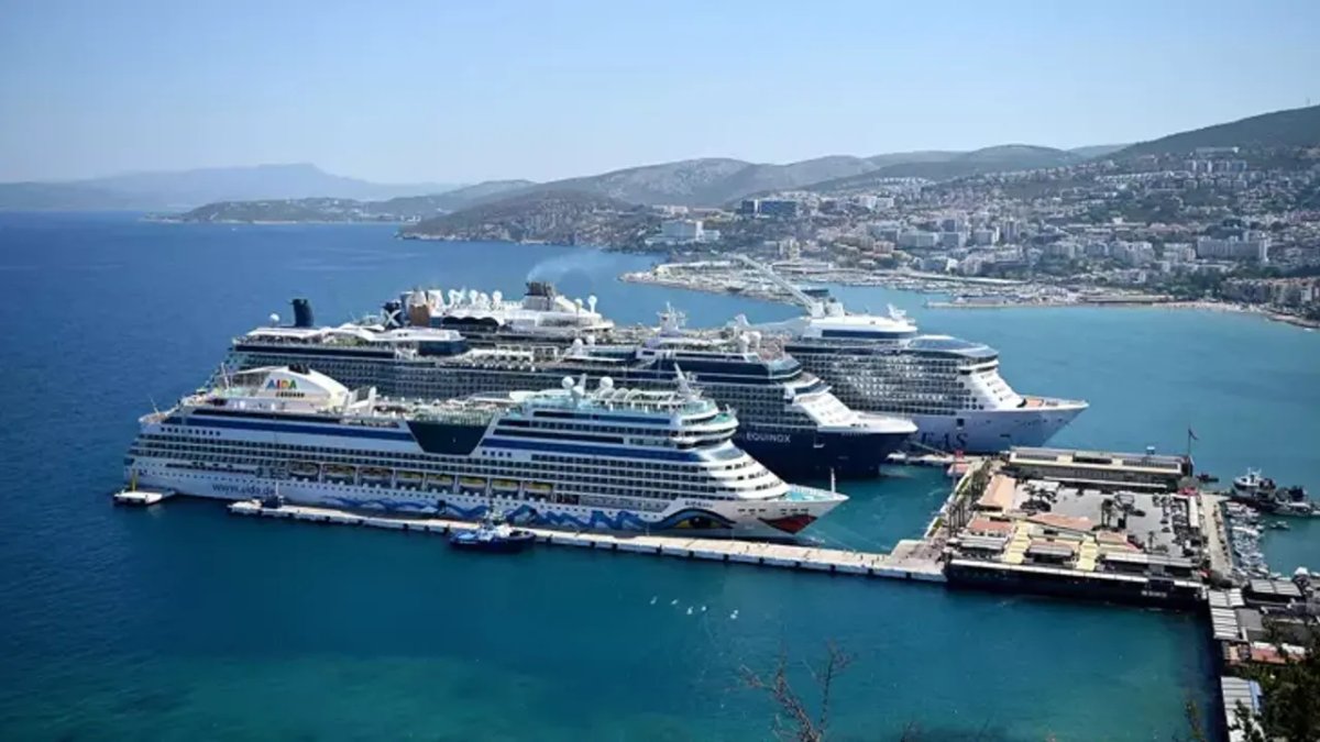 Kuşadası'na turist akını! 5 dev gemiyle 10 binden fazla ziyaretçi geldi