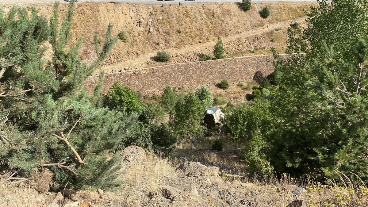 Sivas'ta işçi minibüsü uçuruma yuvarlandı: 3 ölü 18 yaralı