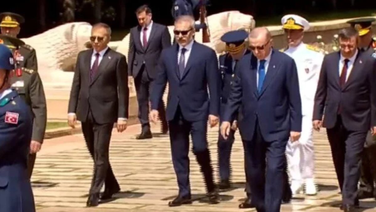 Erdoğan, Yüksek Askeri Şura öncesi Anıtkabir'i ziyaret etti