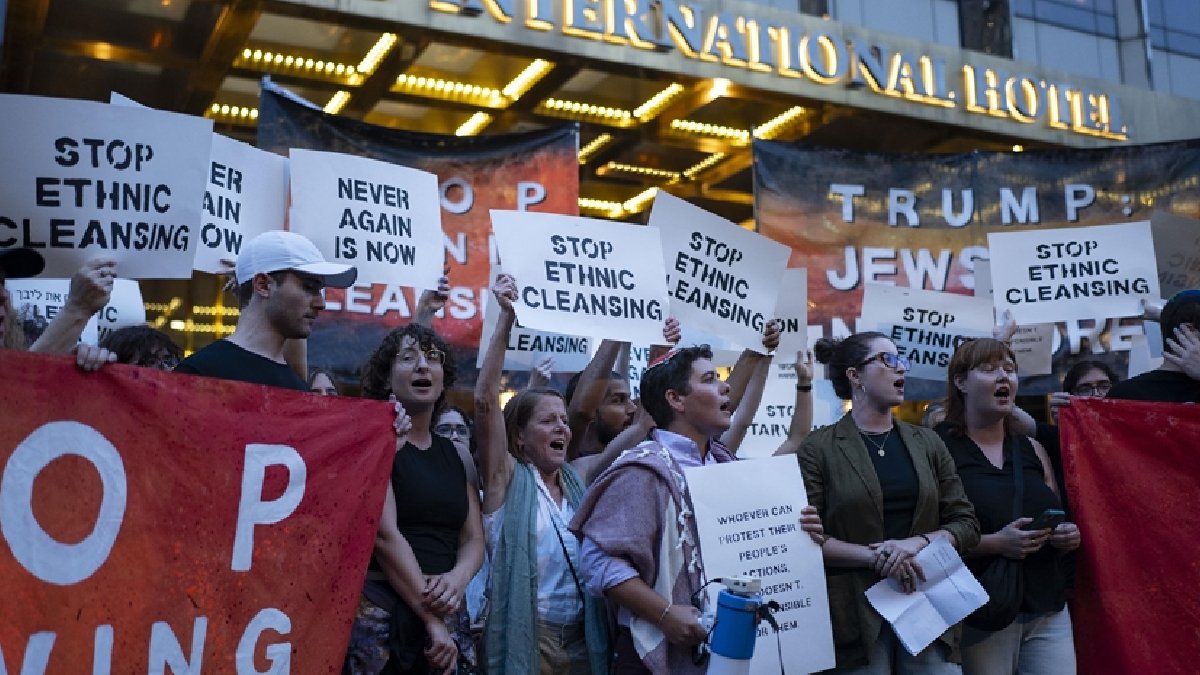ABD'de Trump’ın otelinin önünde protesto: Gazze’deki etnik temizliği durdurun