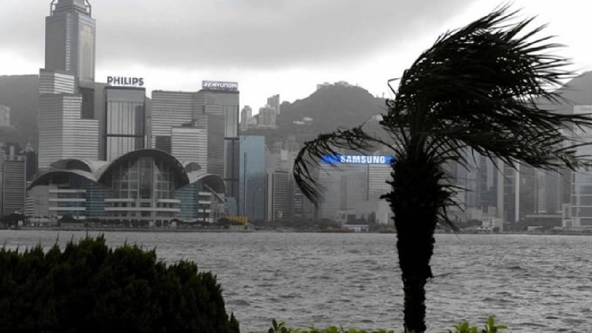 Hong Kong'da yetkililer siyah alarm verdi: Fırtına yaklaşıyor