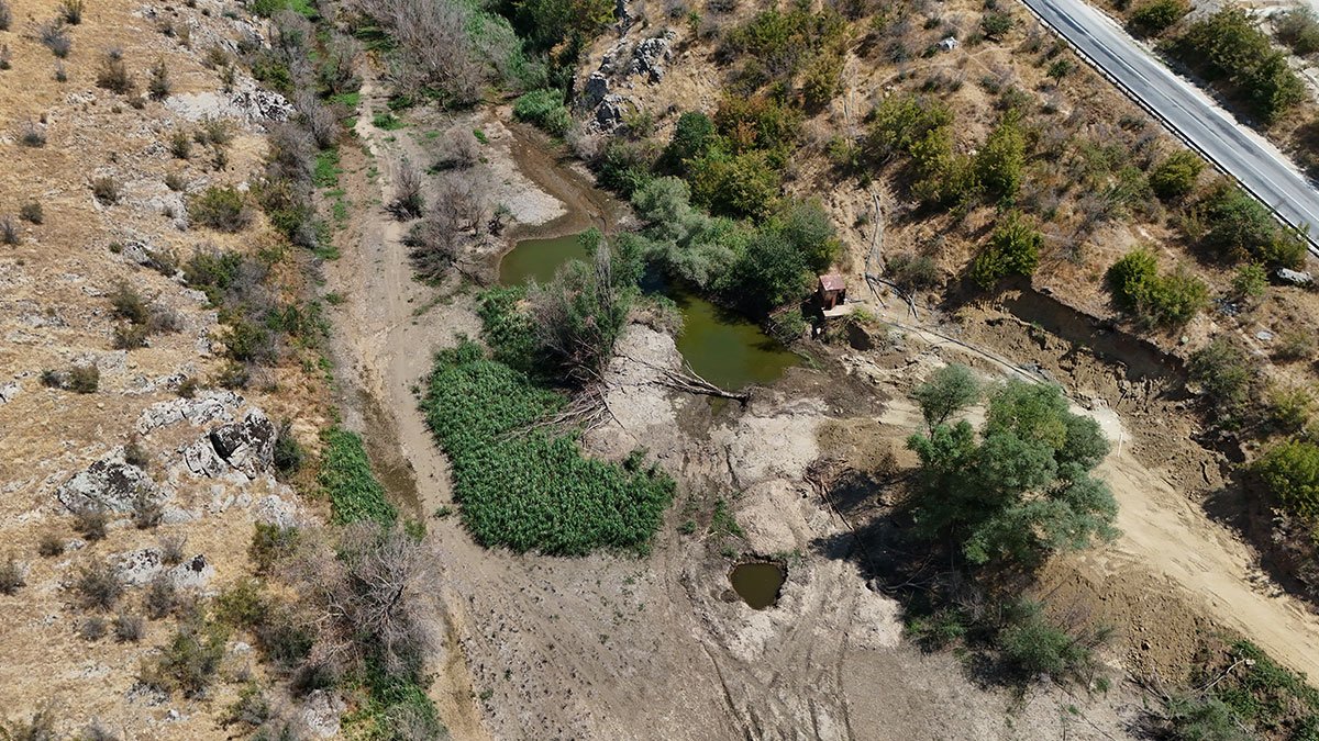 Aşırı sıcaklar Teke Deresi’ni kuruttu
