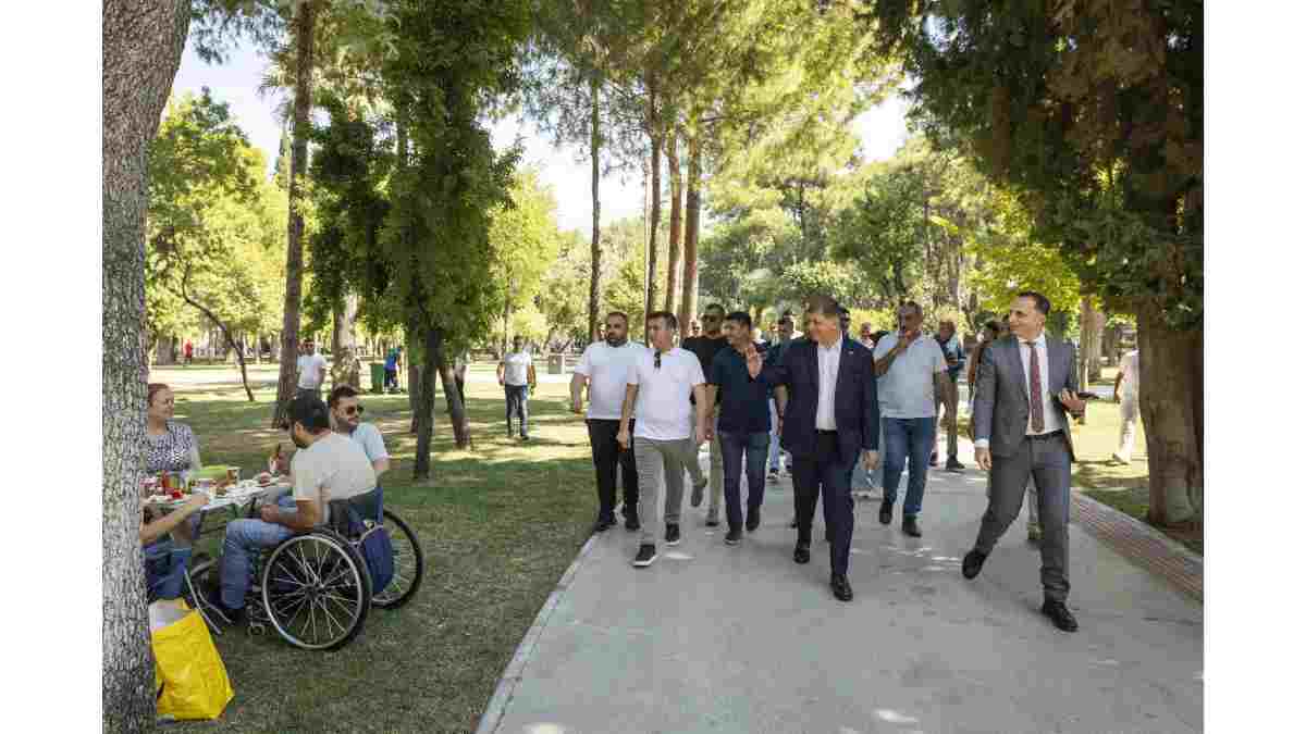 Başkan Tugay Buca’da Hasanağa Bahçesi’ni ziyaret etti, devam eden yatırımları inceledi