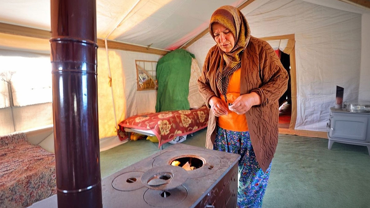 35 derece sıcakta soba yakıyorlar! Hayvancılık yapan aile, iki mevsimi aynı anda yaşıyor