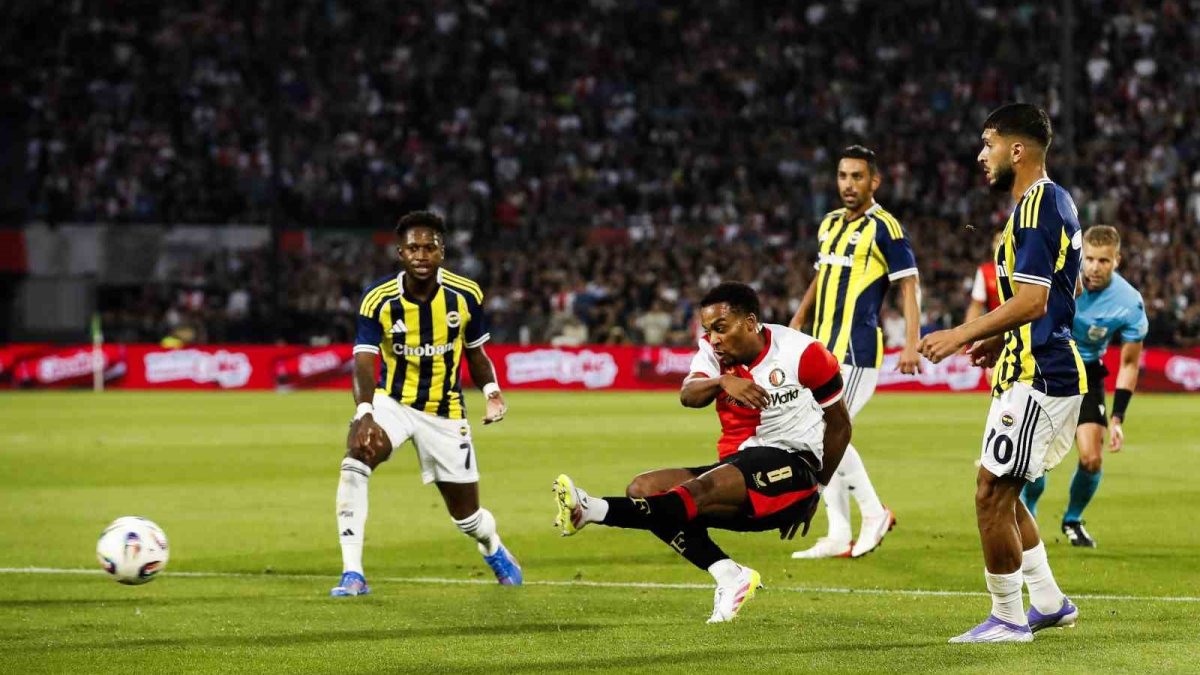 Fenerbahçe, Feyenoord deplasmanında uzatmada yıkıldı: Kanarya, Şampiyonlar Ligi 3. ön eleme ilk maçında 2-1 yenildi