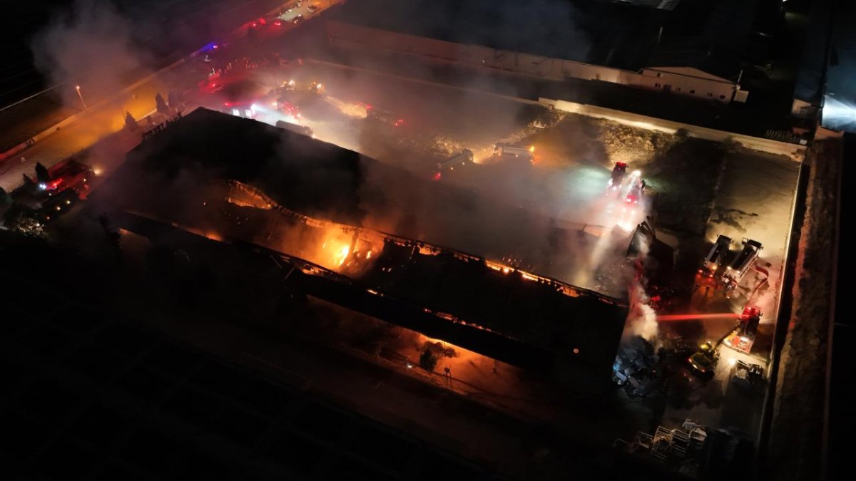 Çorum’da tekstil fabrikasında çıkan yangın kontrol altına alındı: Üretim alanı küle döndü