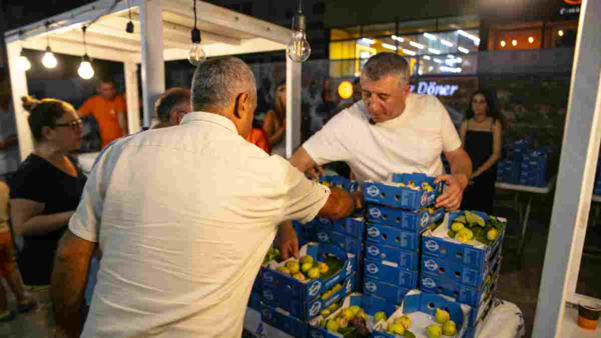 Dalında kuruyan Bardacığı Belediye aldı halka ücretsiz dağıttı