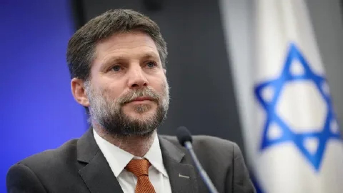 İsrailli Bakan "Araplara Ölüm" yazısı önünde poz verdi