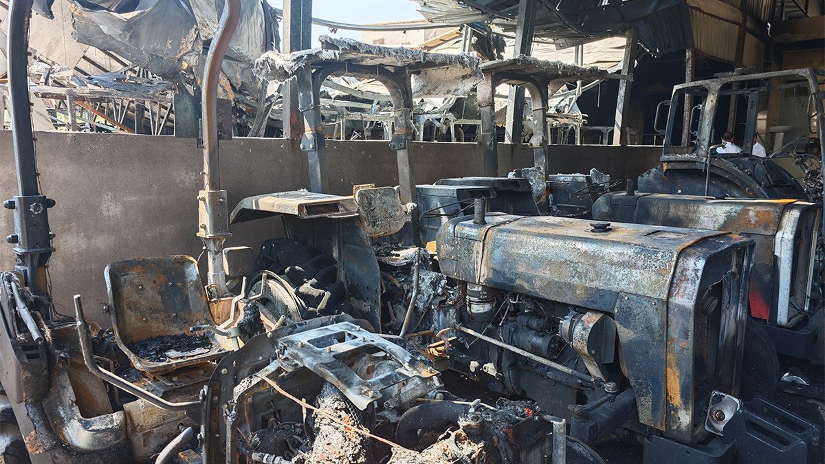 Diyarbakır'da çıkan yangında 3 iş yeri ve çok sayıda traktör zarar gördü