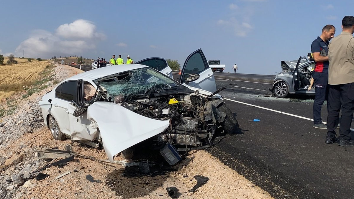 Tokat'ta iki araç kafa kafaya çarpıştı: Ölü ve yaralılar var