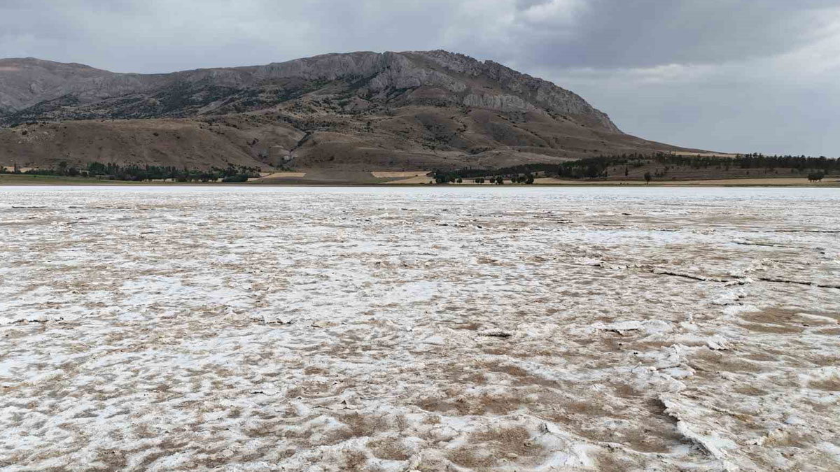 Kuruyan gölden geriye tuz tabakası kaldı