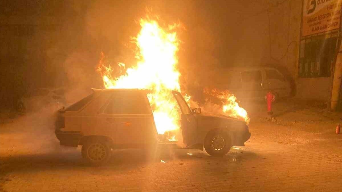 Seyir halindeki otomobil alev alev yandı! Arabasını sürerken bir anda yükselen dumanları fark etti: Söndürmek için atladı ama...