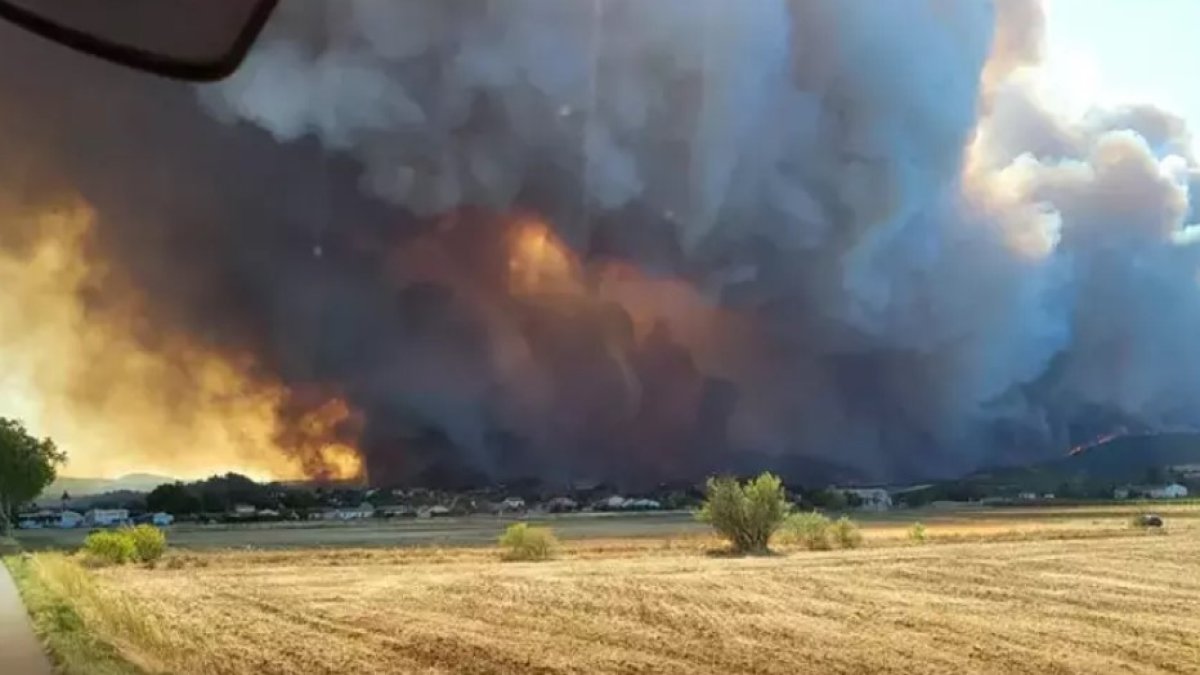 Fransa'daki dev yangın söndürüldü: 1 can kaybı, 23 yaralı