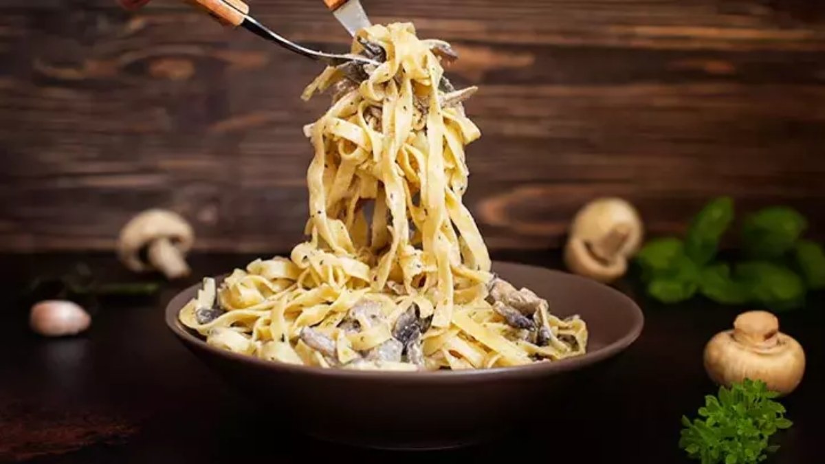 Dışarda makarnaya para verme devri kapanıyor! Bu tarif hem sağlıklı hem lezzetli: İşte körili tavuklu makarna tarifi