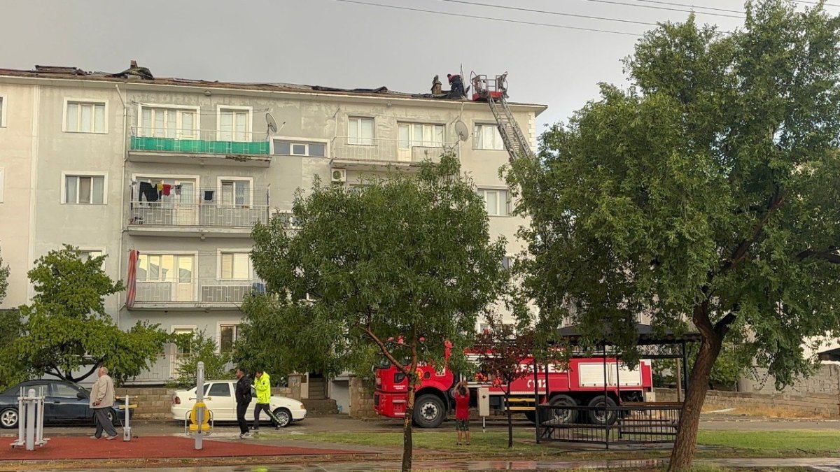 Meteoroloji uyarmıştı! Saatler sonra hayat felç oldu: Erzincan'da fırtına ve sel felaketi!