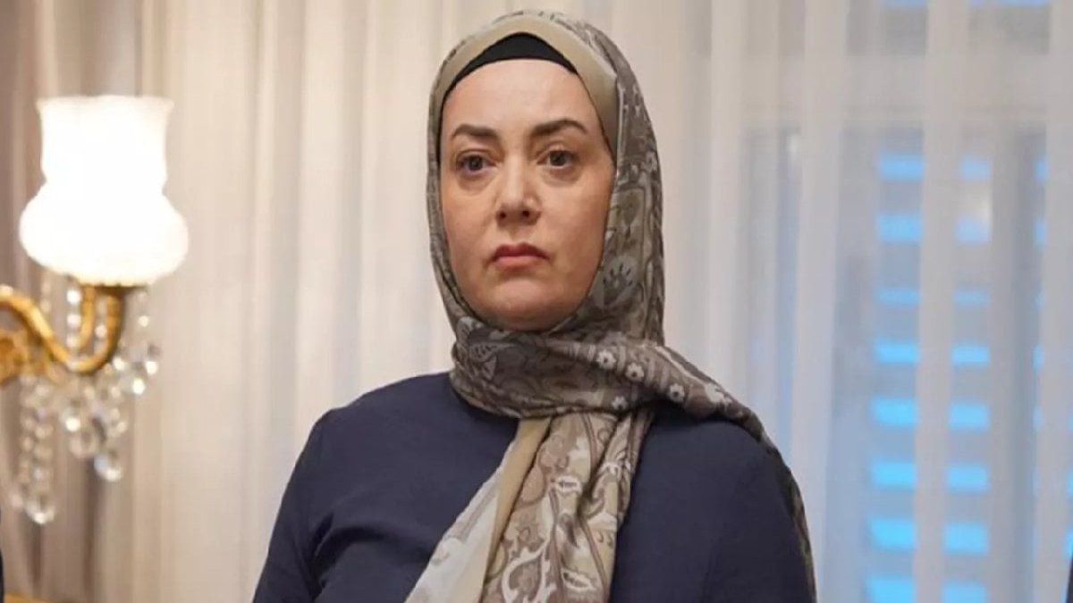 Kızılcık Şerbeti'nde sonra Pembe'nin adresi olmuştu! İlk afiş geldi: Kerem Bursin, Deniz Çakır, Sibel Taşçıoğlu...