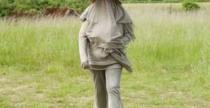 Bu kadın neden 
böyle dolaşıyor?