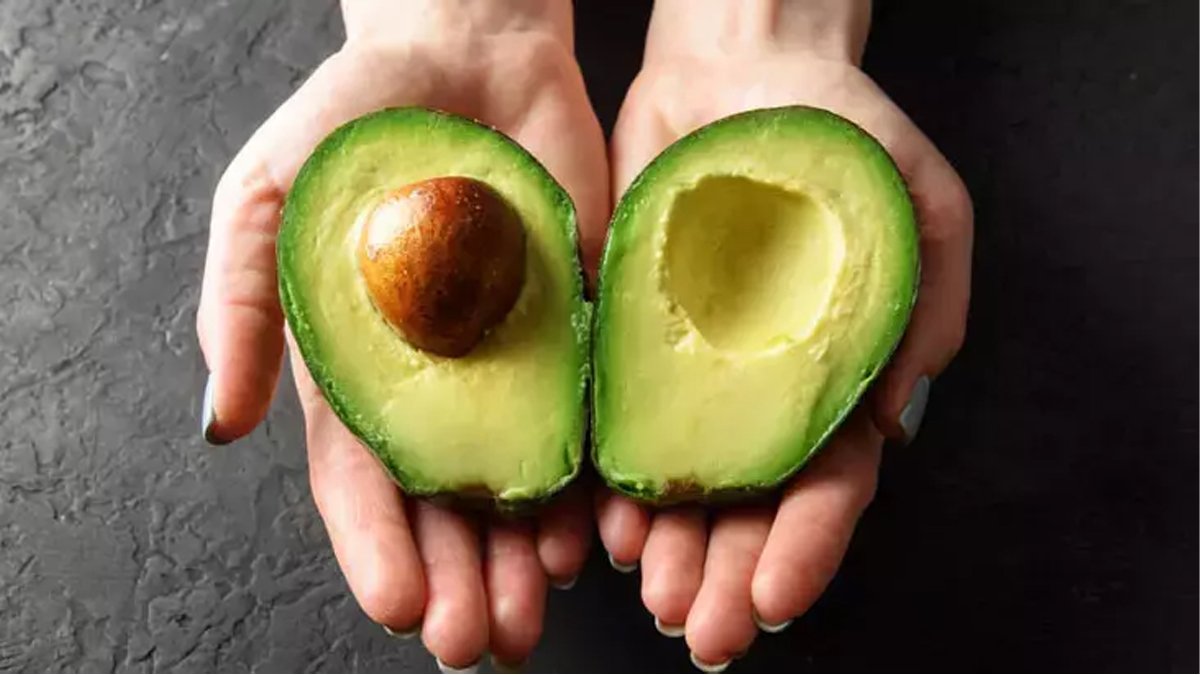 Avokado çekirdeğini çöpe atmayın! Haftada bir uygulama ile saçlarınıza doğal parlaklık ve dayanıklılık kazandırın