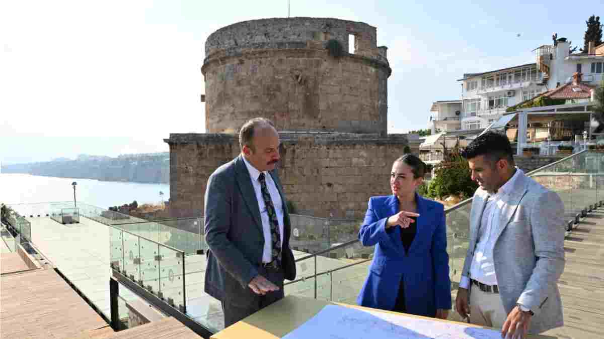 Başkan Vekili Özdemir Hıdırlık Kulesi çalışmalarını inceledi