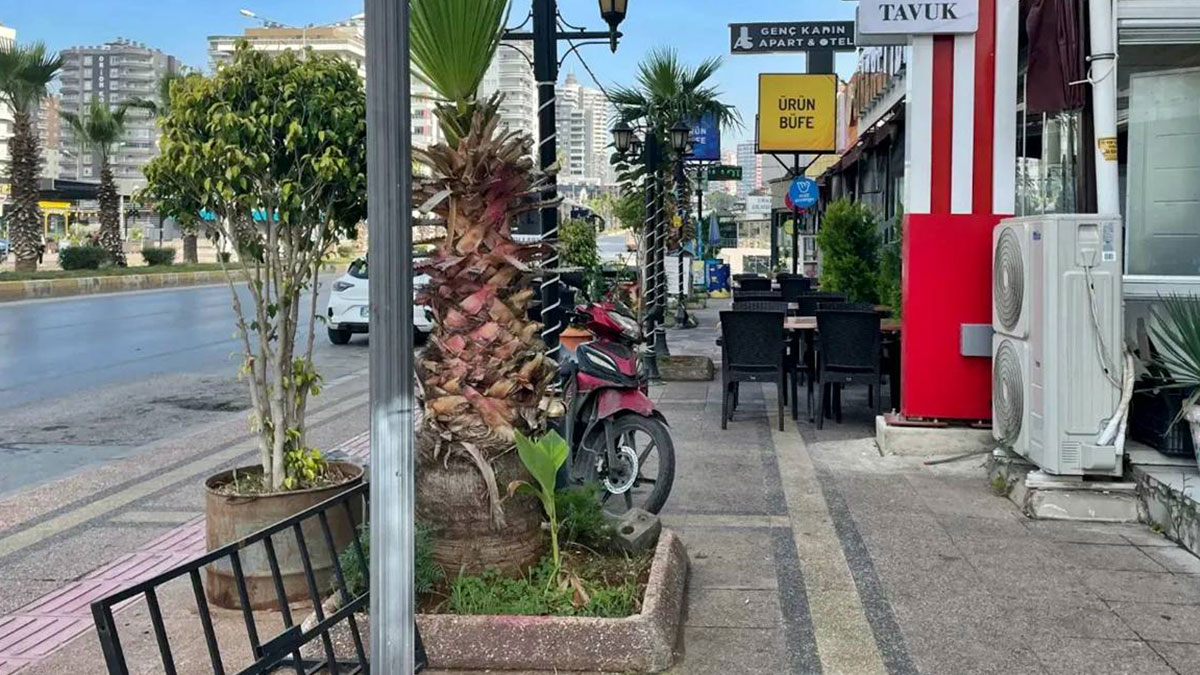 Kentin en büyük sorunu: Kaldırım işgali! Vatandaşların kent hakkı ihlal ediliyor